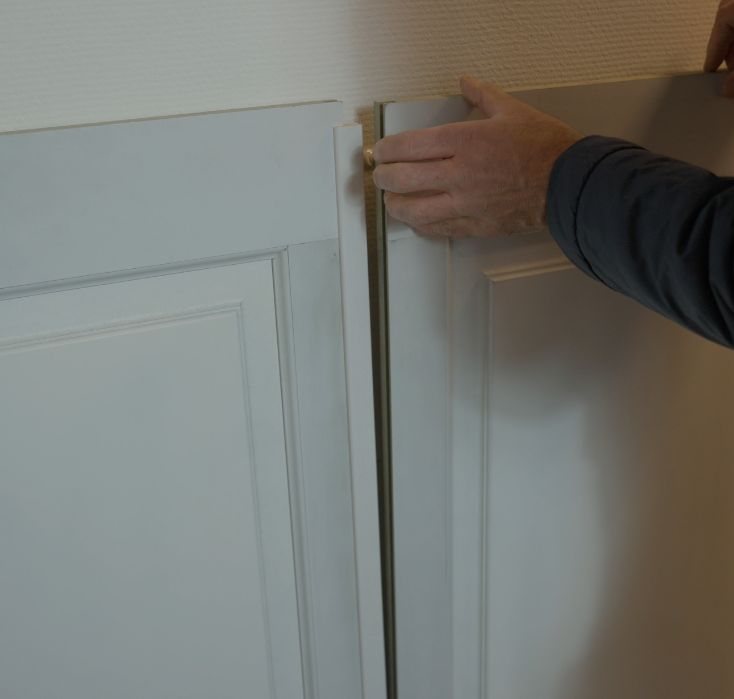 Montage: Verbindungsprofil wird zwischen zwei Füllungen eingesteckt